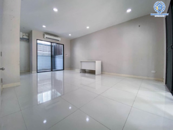 *****ทาวน์เฮ้าส์ 3 ชั้น มือสอง กรุงเทพมหานคร ม.บ้านกลางเมือง งามวงศ์วาน คุณภาพระดับ AP เนื้อที่ 18.10 ตร.ว. ฟังก์ชัน 3 ห้องนอน 3 ห้องน้ำ 2 ที่จอดรถ บ้านสภาพเยี่ยม แถมปั๊มน้ำ, แท็งค์น้ำ พร้อมรองรับการอยู่อาศัย ใกล้รถไฟฟ้าสายสีม่วง "สถานีศูนย์ราชการนนทบุรี", สายสีแดง "สถานีบางเขน" และทางด่วน "งามวงศ์วาน"